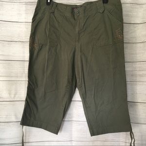 GV Capris Size 16 W in Olive Green, Embellished